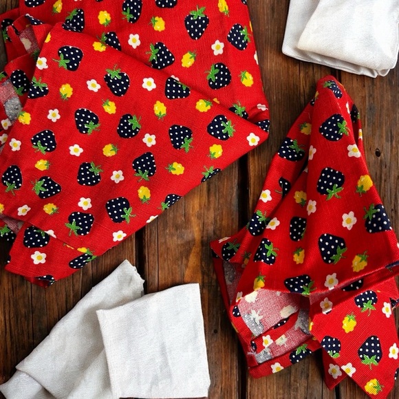 Vintage cloth polkadot strawberry napkins - set of 6 - Picture 1 of 4